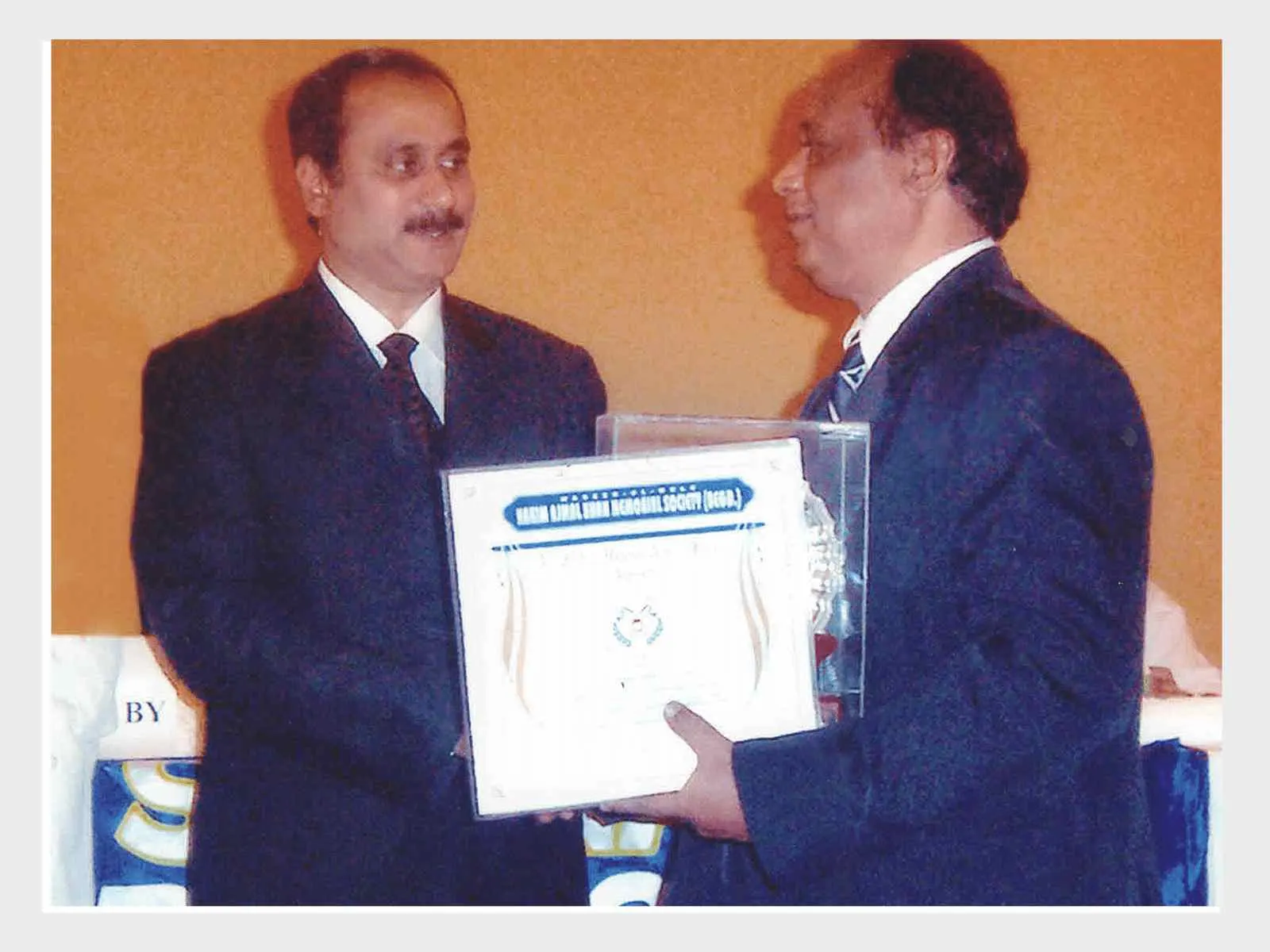 16.-2005-MESSIAH-ULMULK-HAKIM-AJMAL-AWARD-to-Munir-Khan-Sir.webp